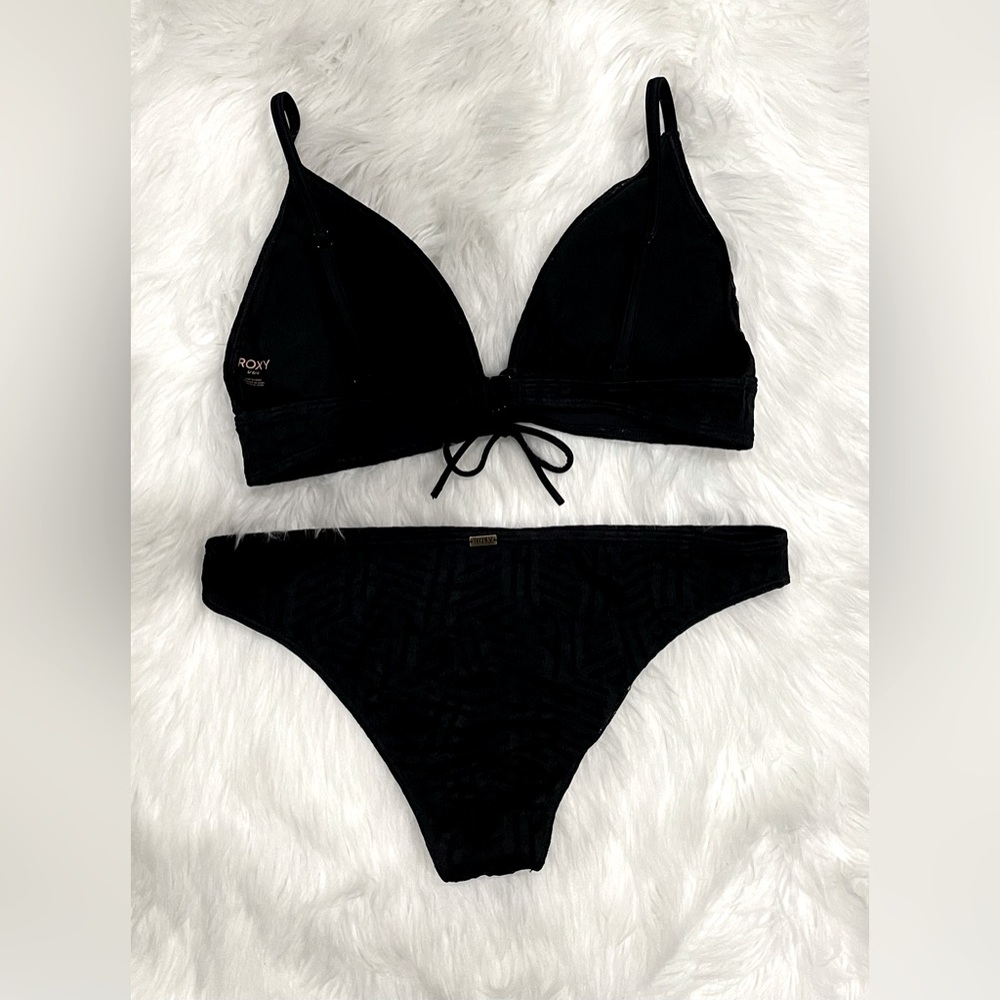 Roxy Women’s 2 piece Bikini. Black with design. Size L.